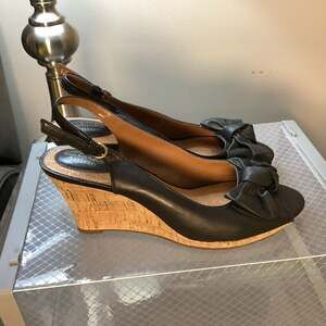 Clarks Artisan Fiddle Bow Black Leather Peep Toe Cork Wedge Slingback Sandals
